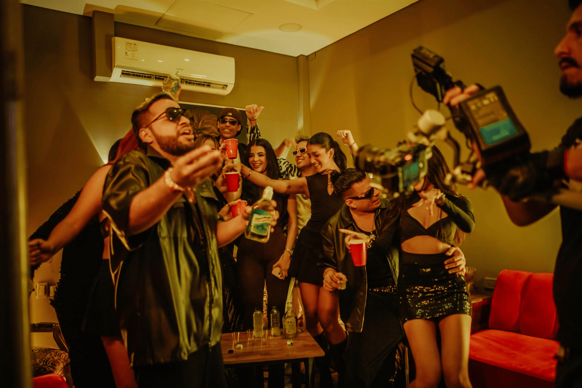 El grupo Kvrass esta de estreno ‘La botella’ promete encender las fiestas de fin de año